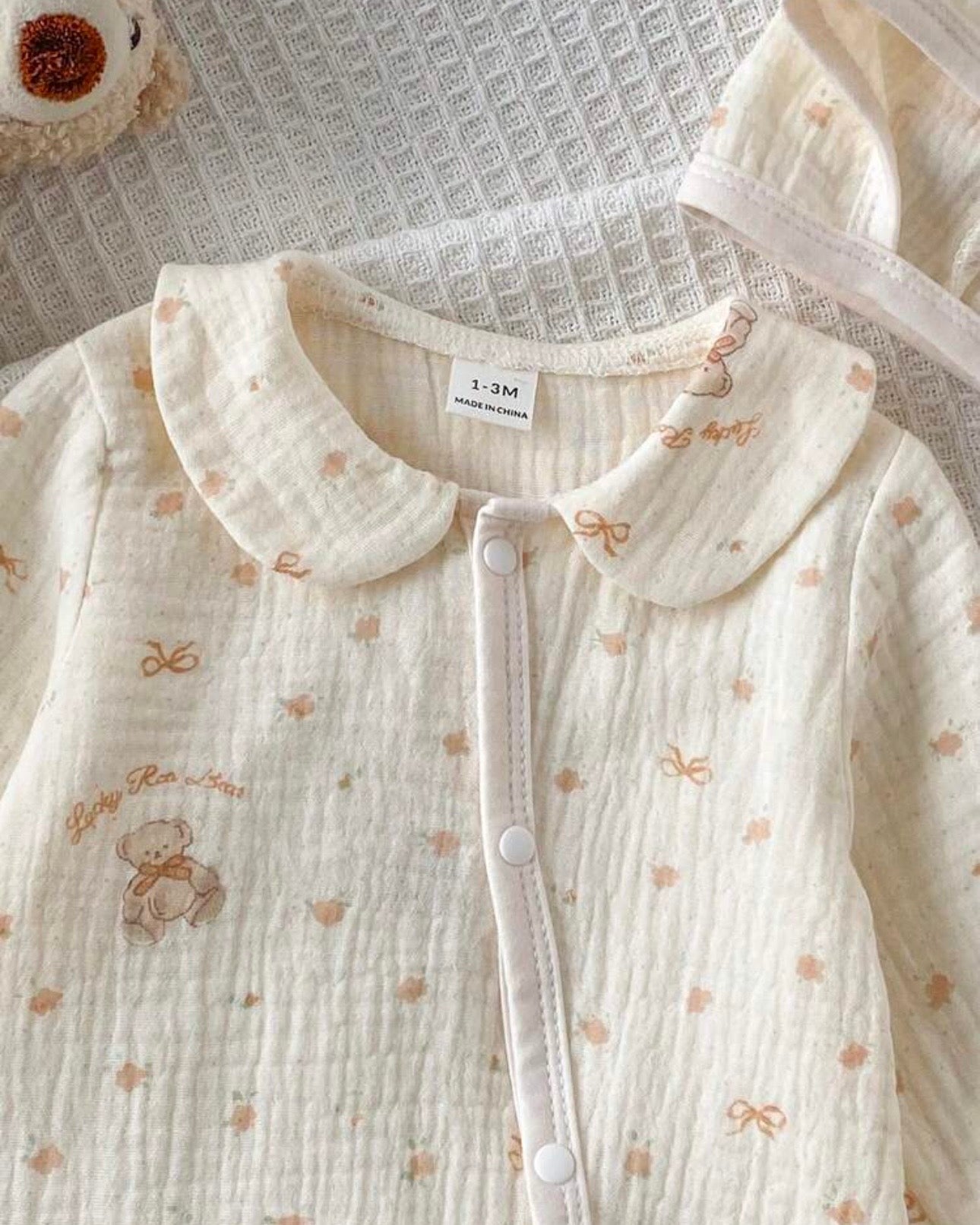 3pcs Newborn Apricot Base Cotton Gauze Crepe Bear Pattern Long Sleeve Long Romper Hat Gloves Set