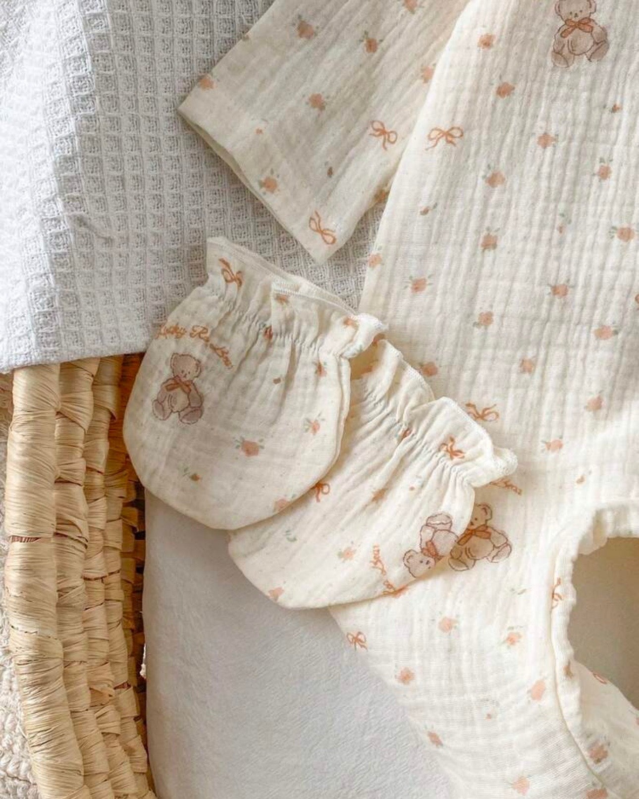 3pcs Newborn Apricot Base Cotton Gauze Crepe Bear Pattern Long Sleeve Long Romper Hat Gloves Set