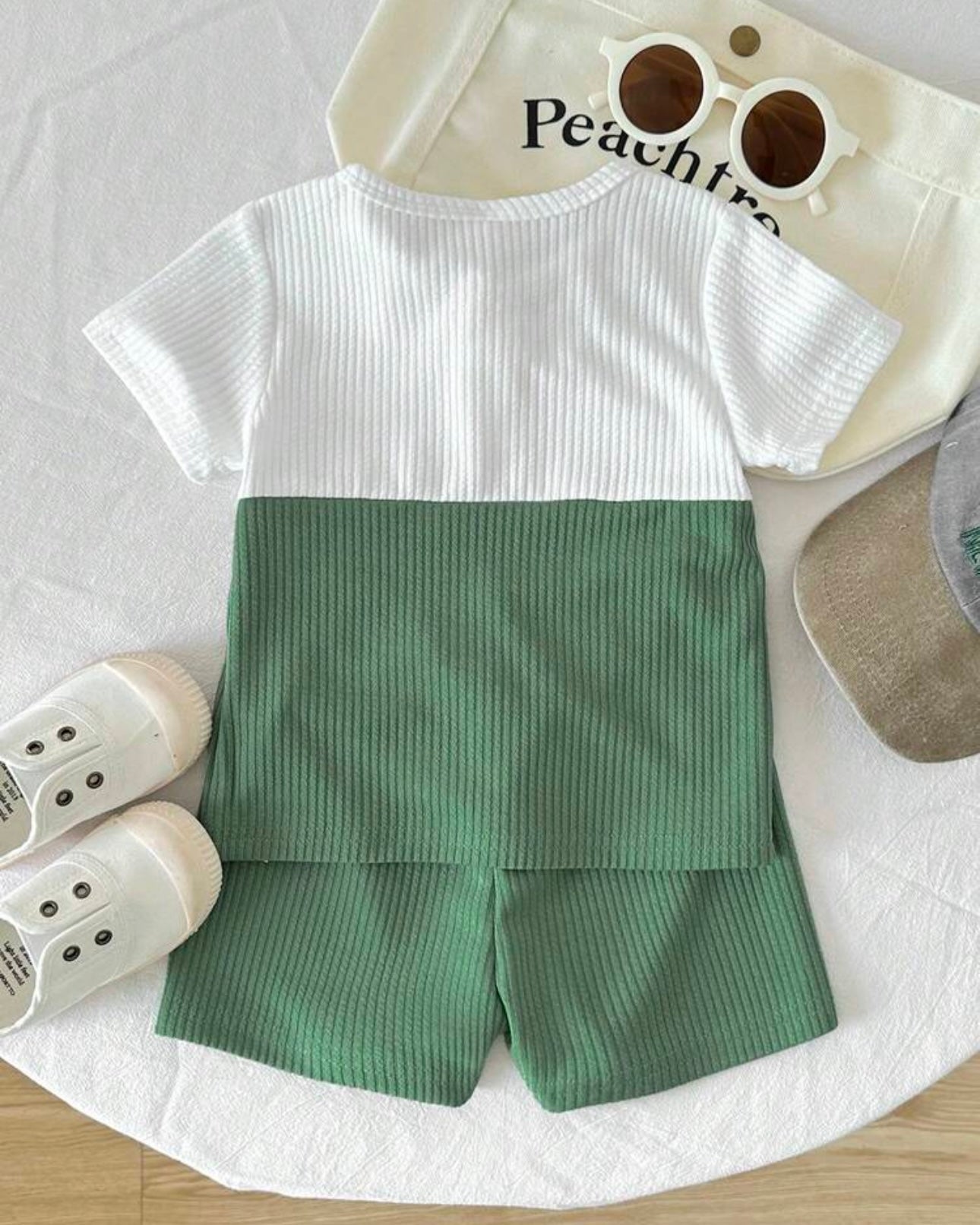 2pcs Round Neck Patchwork T-Shirt and  Green Shorts