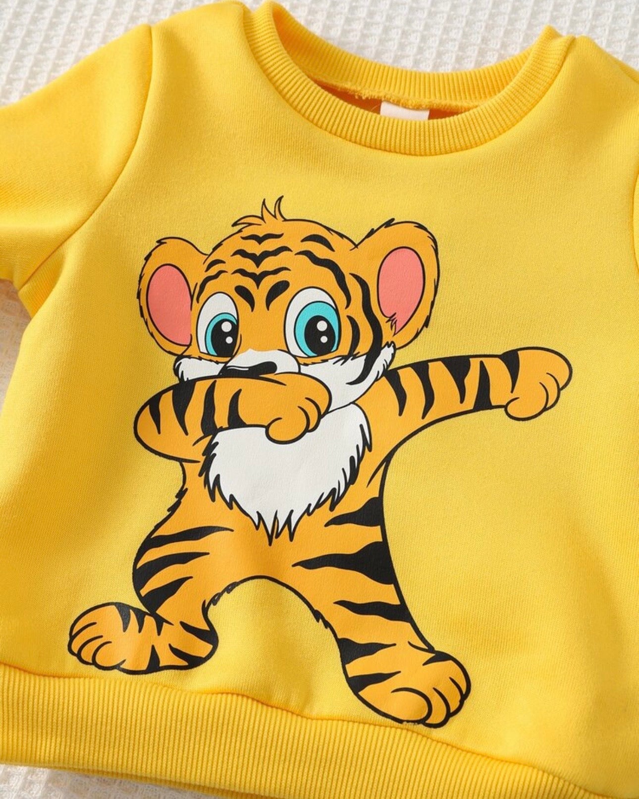2pcs Baby Boy Yellow Winter Tiger Pattern Sweatshirt & Pants