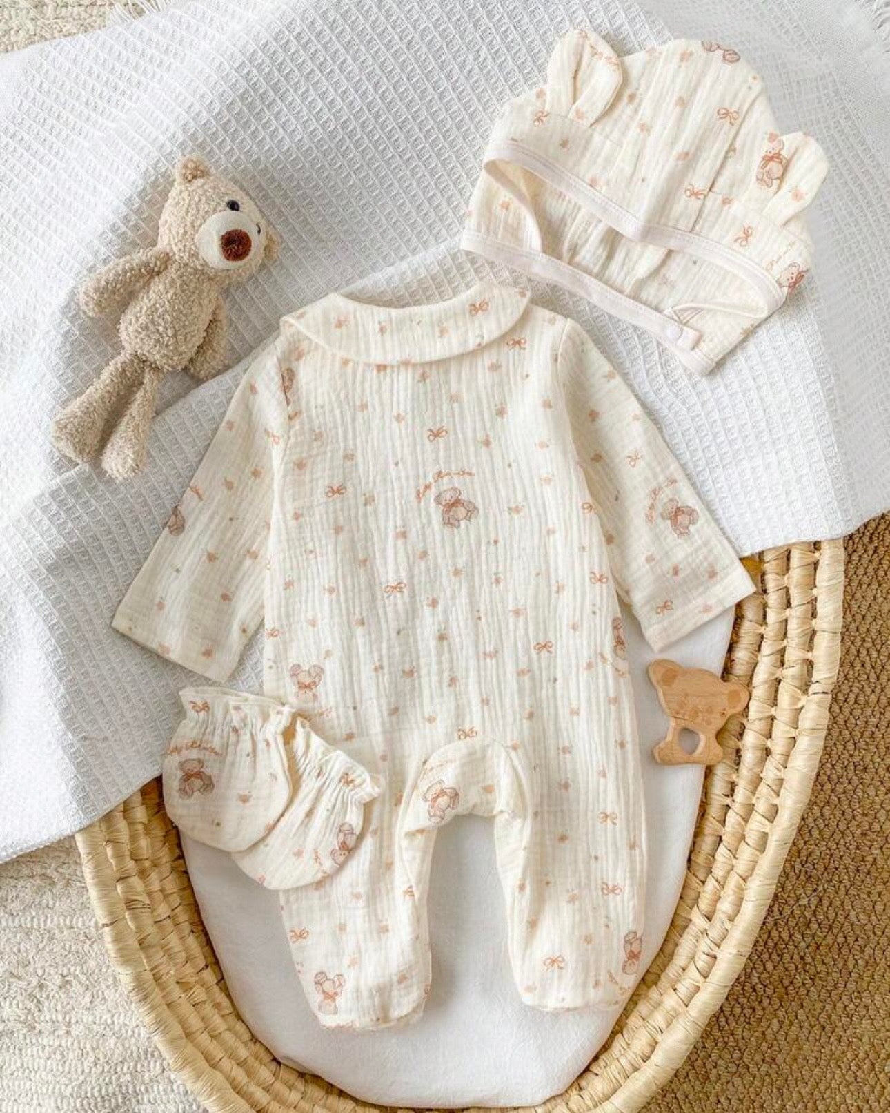 3pcs Newborn Apricot Base Cotton Gauze Crepe Bear Pattern Long Sleeve Long Romper Hat Gloves Set